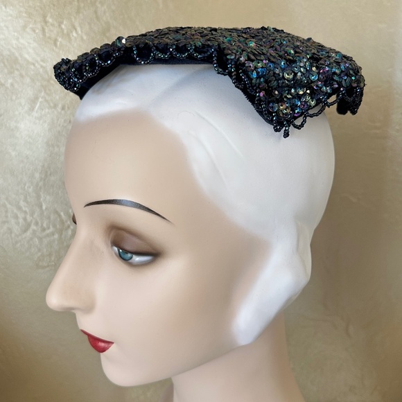 DESIGNER 1950s' IRIDESCENT SEQUIN AND BEADS COCKTAIL HAT - Picture 2 of 9